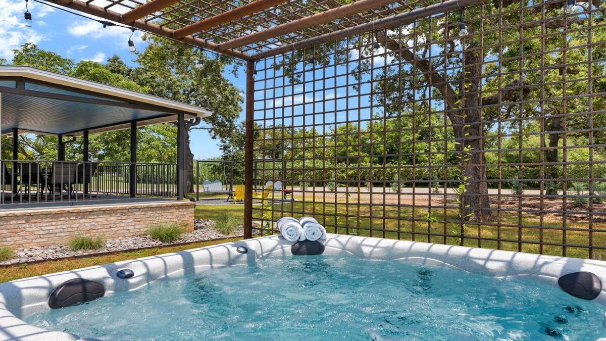 Blumenhaus Sleeps 6 Full Kitchen Plus Hot Tub 弗雷德里克斯堡 外观 照片
