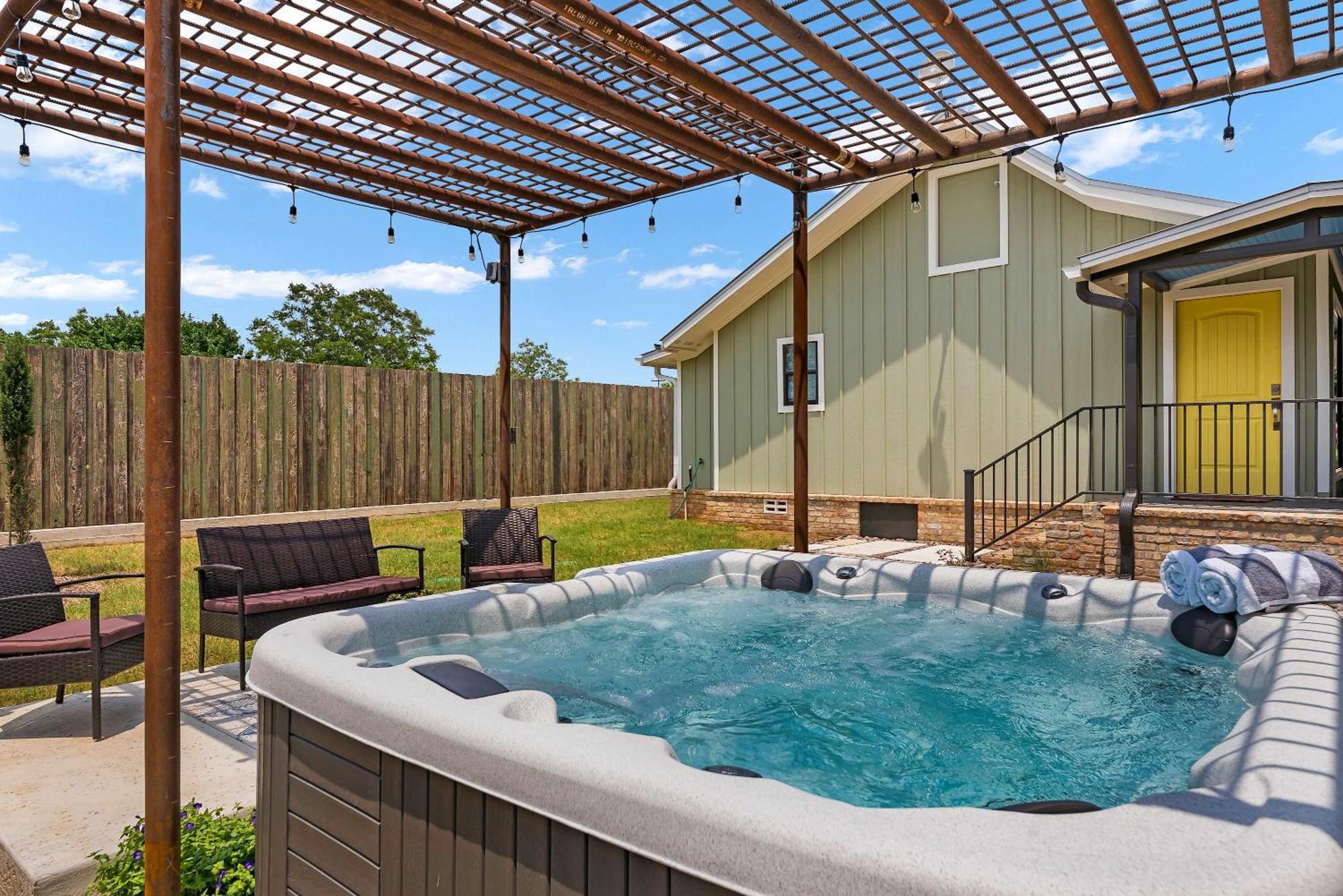 Blumenhaus Sleeps 6 Full Kitchen Plus Hot Tub 弗雷德里克斯堡 外观 照片